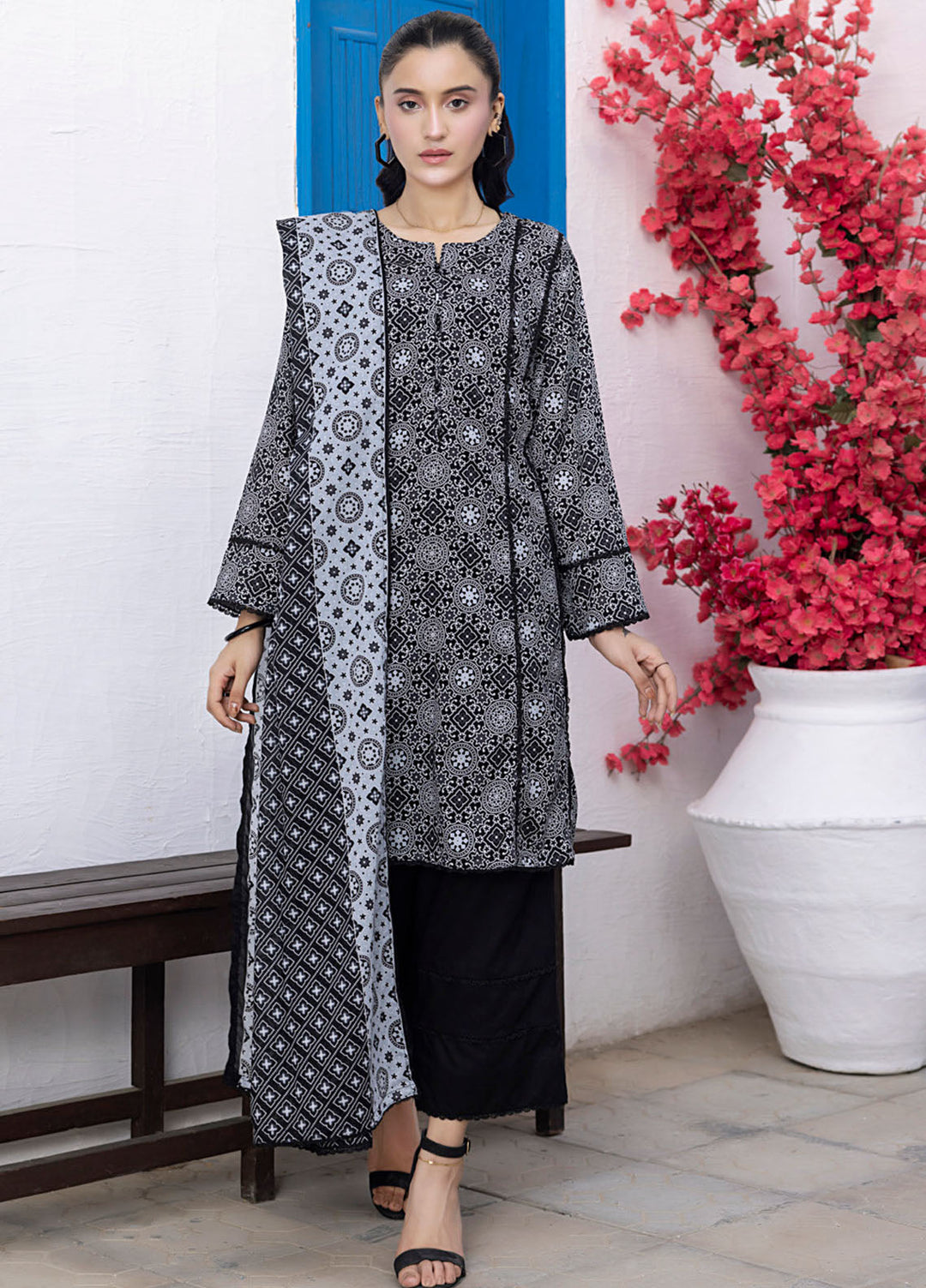 Regalia Textiles Printed Lawn Suits Unstitched 3 Piece RGT25BS D-7 - Summer Collection
